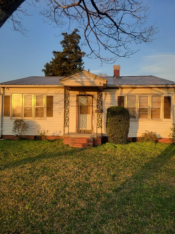 Williamston House: 206 N McCaskey Rd