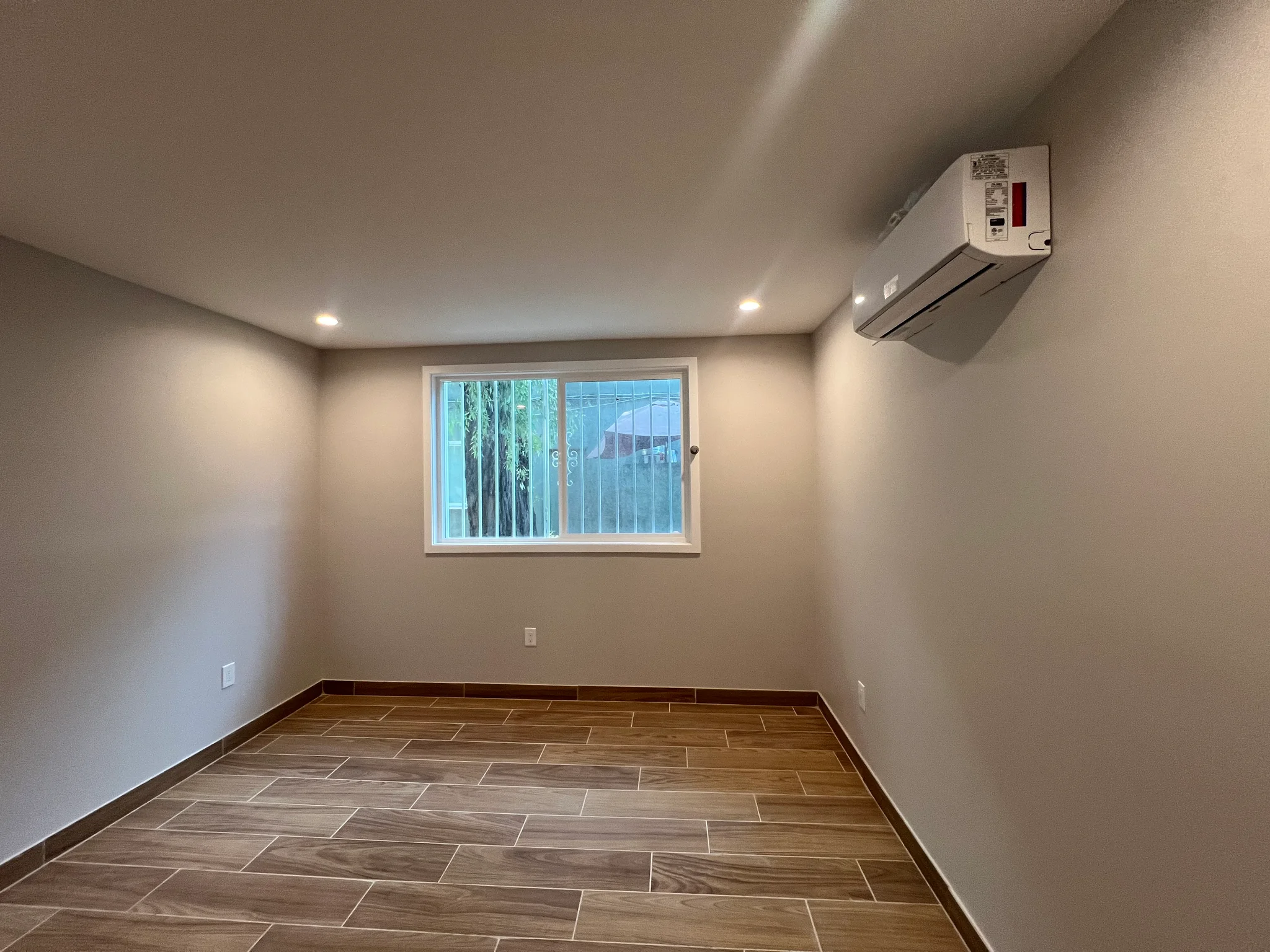 Van Nuys Apartment: 14921 Vanowen