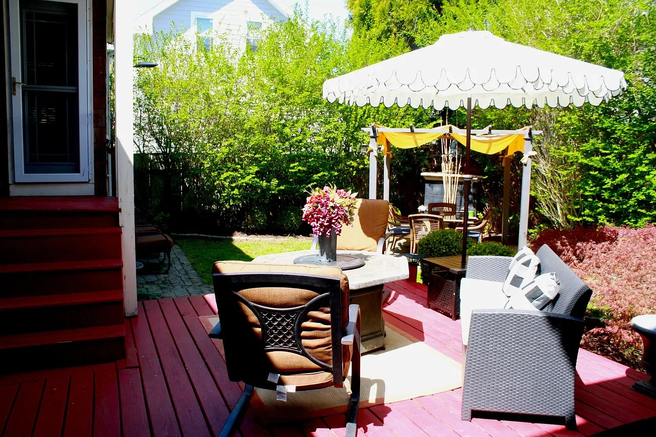 Newport House: 68w Narragansett ave