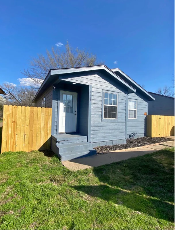 Bartlesville House: 1520 S Santa Fe Ave