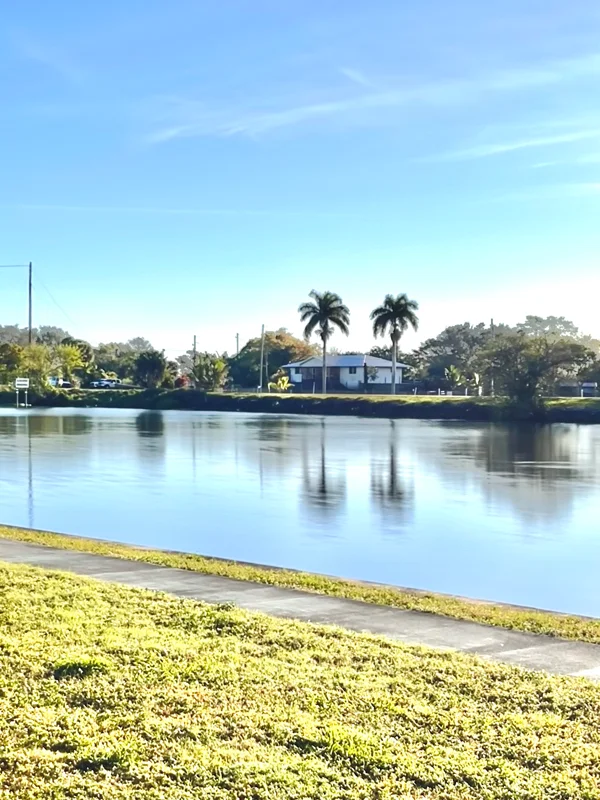 Moore Haven Apartment: 384 Avenue N SW