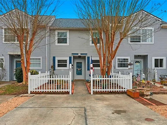 CARROLLTON Townhome: 2104 Victoria Court