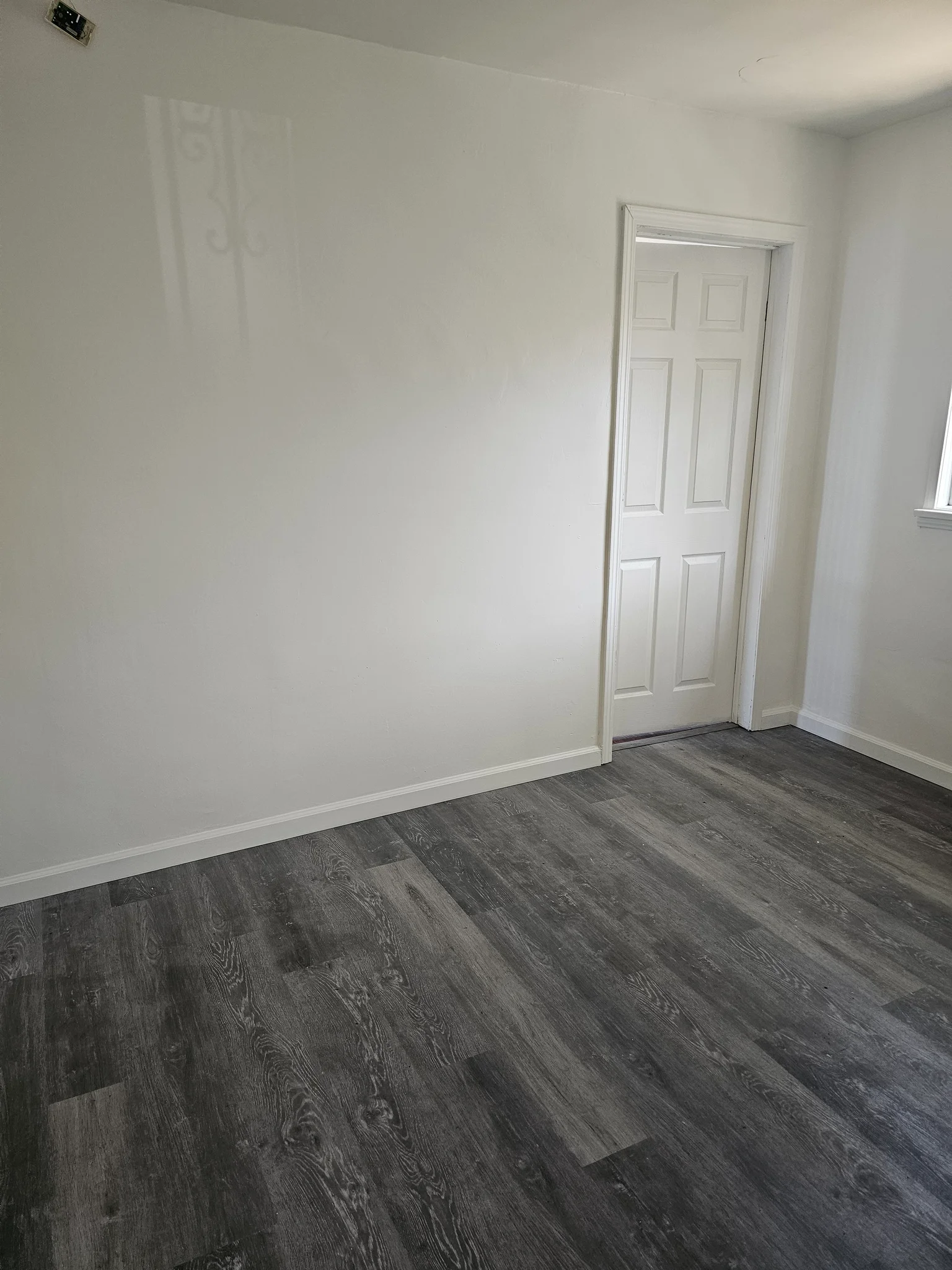 Los Angeles House: 915 E 111th Dr