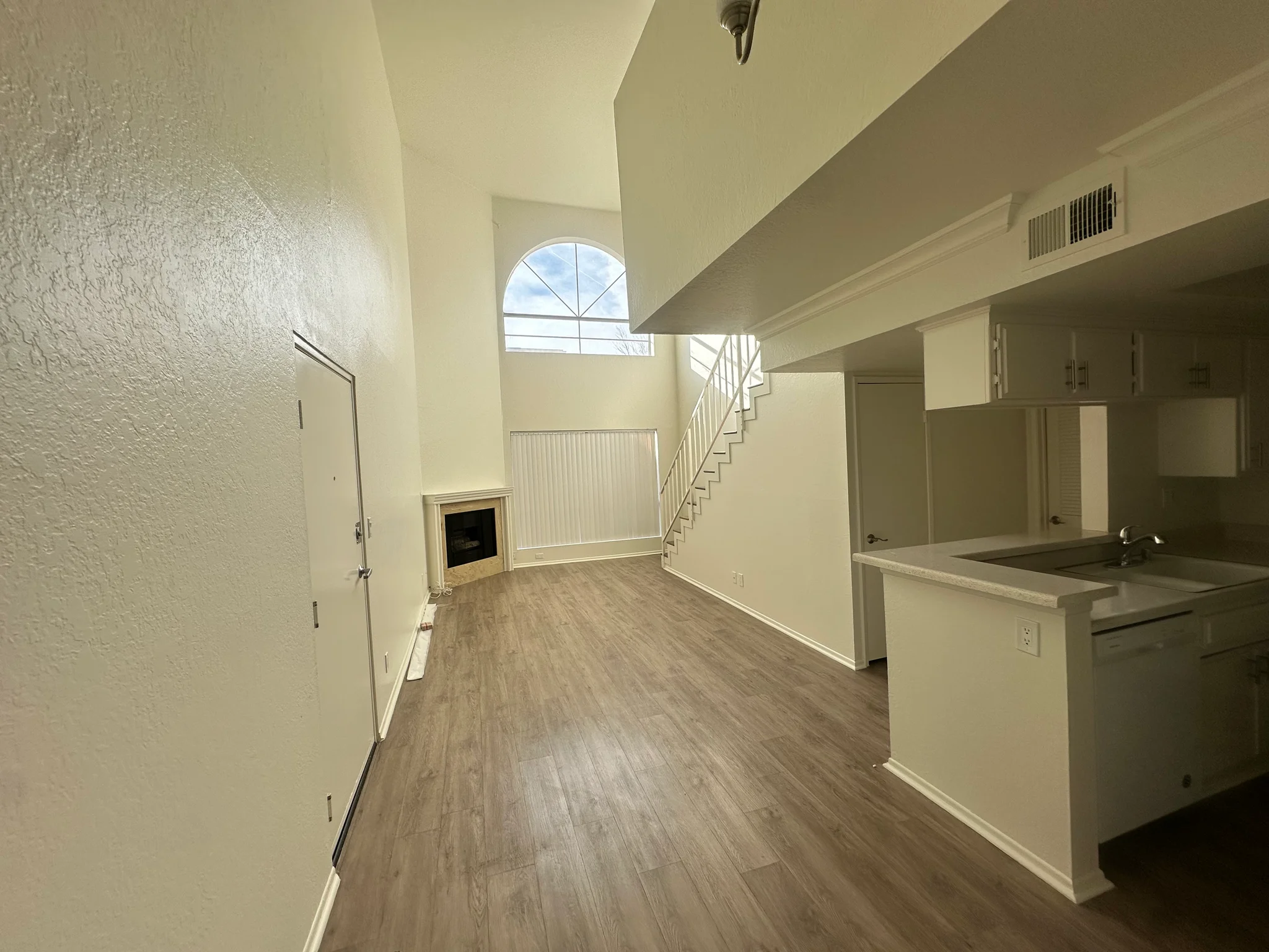 Sherman Oaks Apartment: 15009 Moorpark st