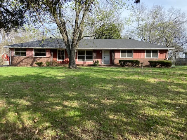 Hendersonville House: 164 New Shackle Island Rd