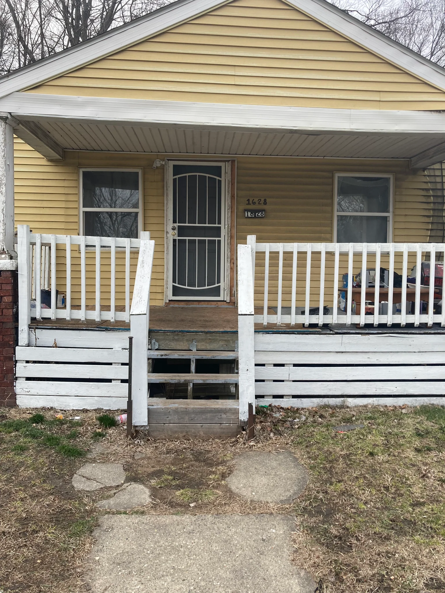 Decatur House: 1628 E Grand Ave