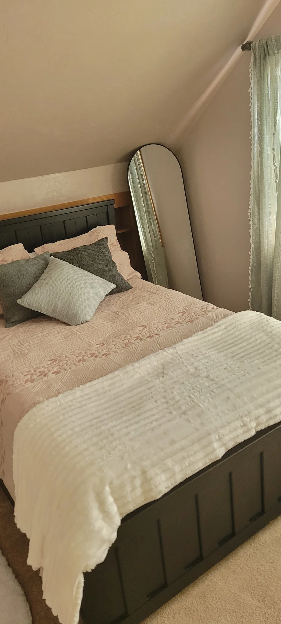 Roseburg House: 1055 NE GRANDVIEW DR