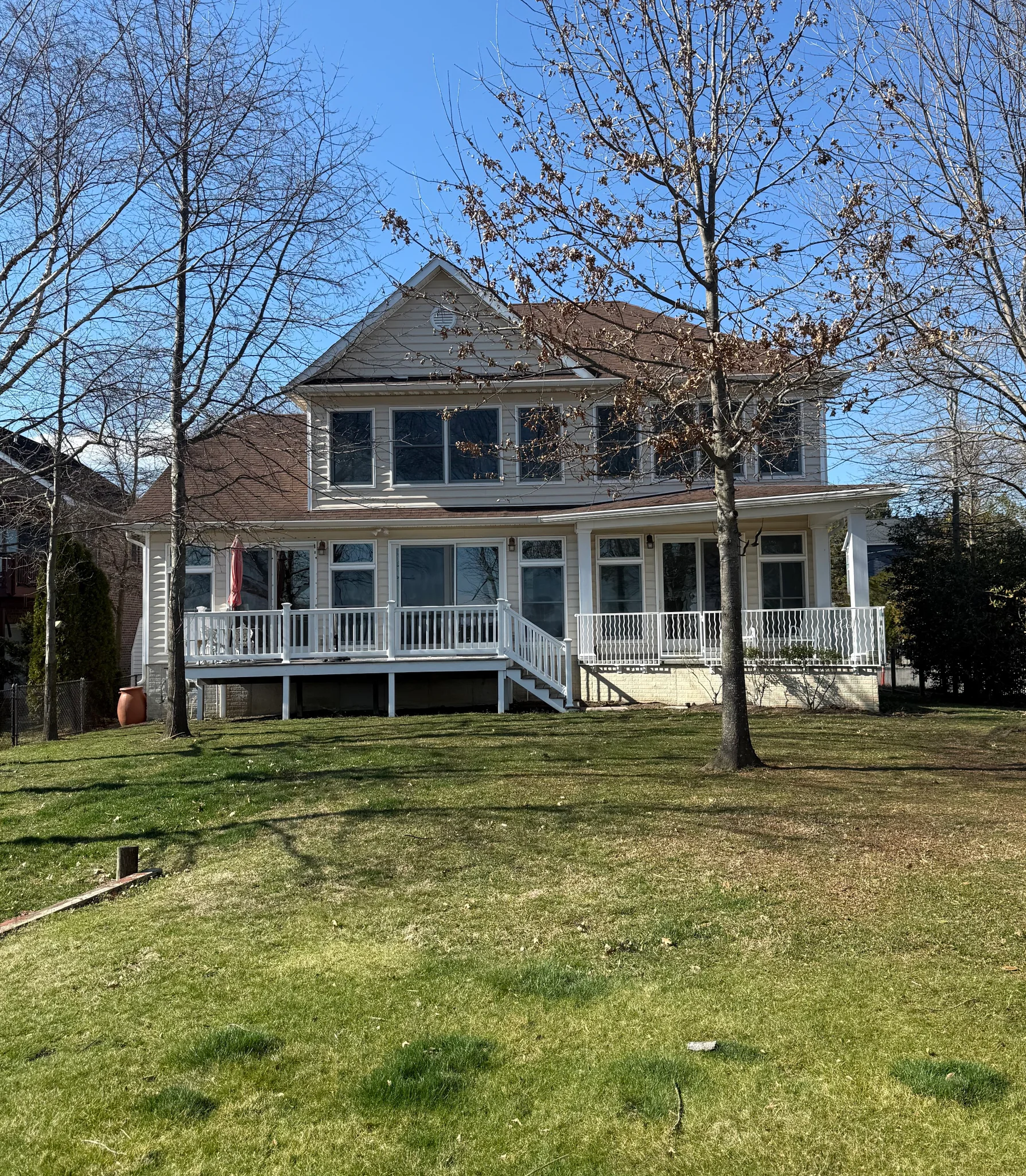 Edgewater House: 943 Williams St