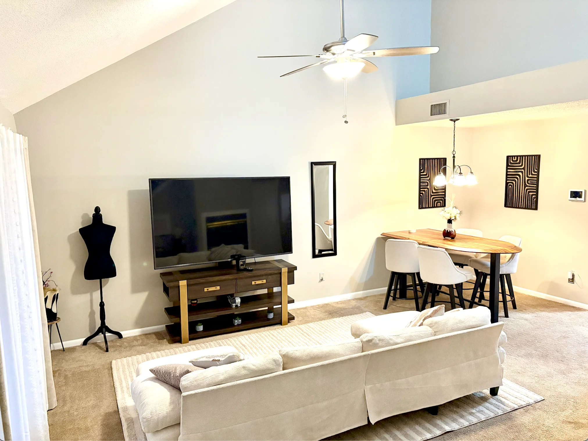 Hampton Townhome: 421 Woodview Ln