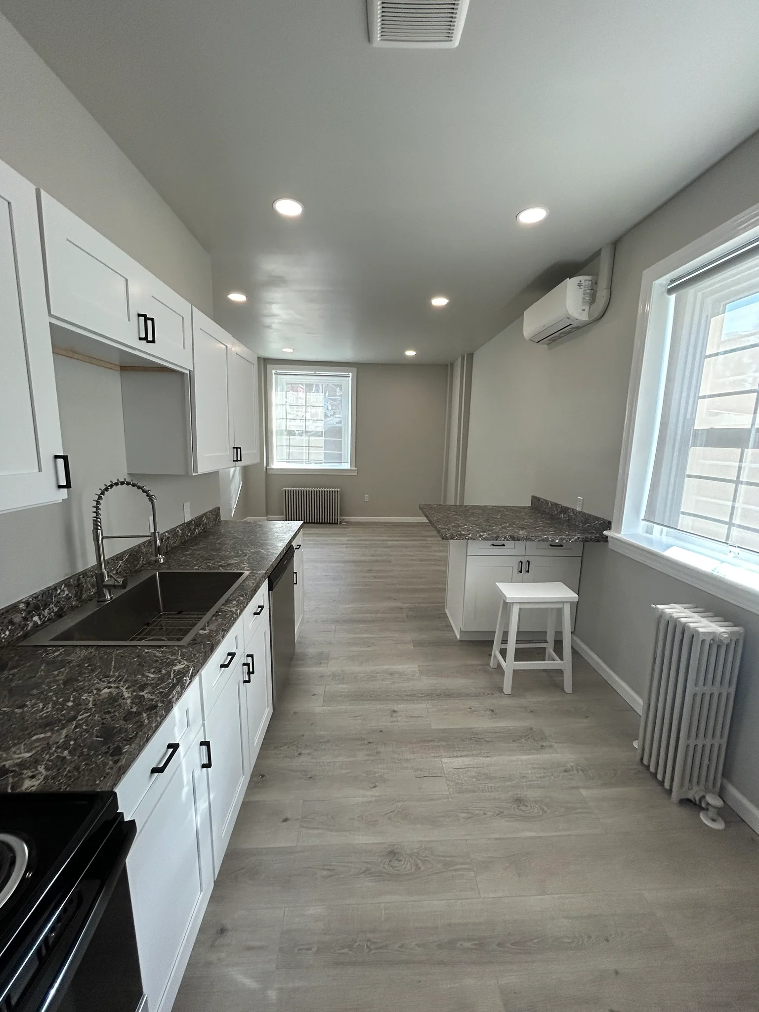 Saint Clair Apartment: 1 W Caroline Ave