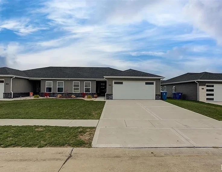 Moro Townhome: 124 Bridgeport Drive