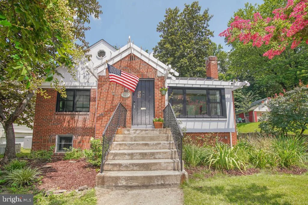 Hyattsville House: 5602 Hawthorne St