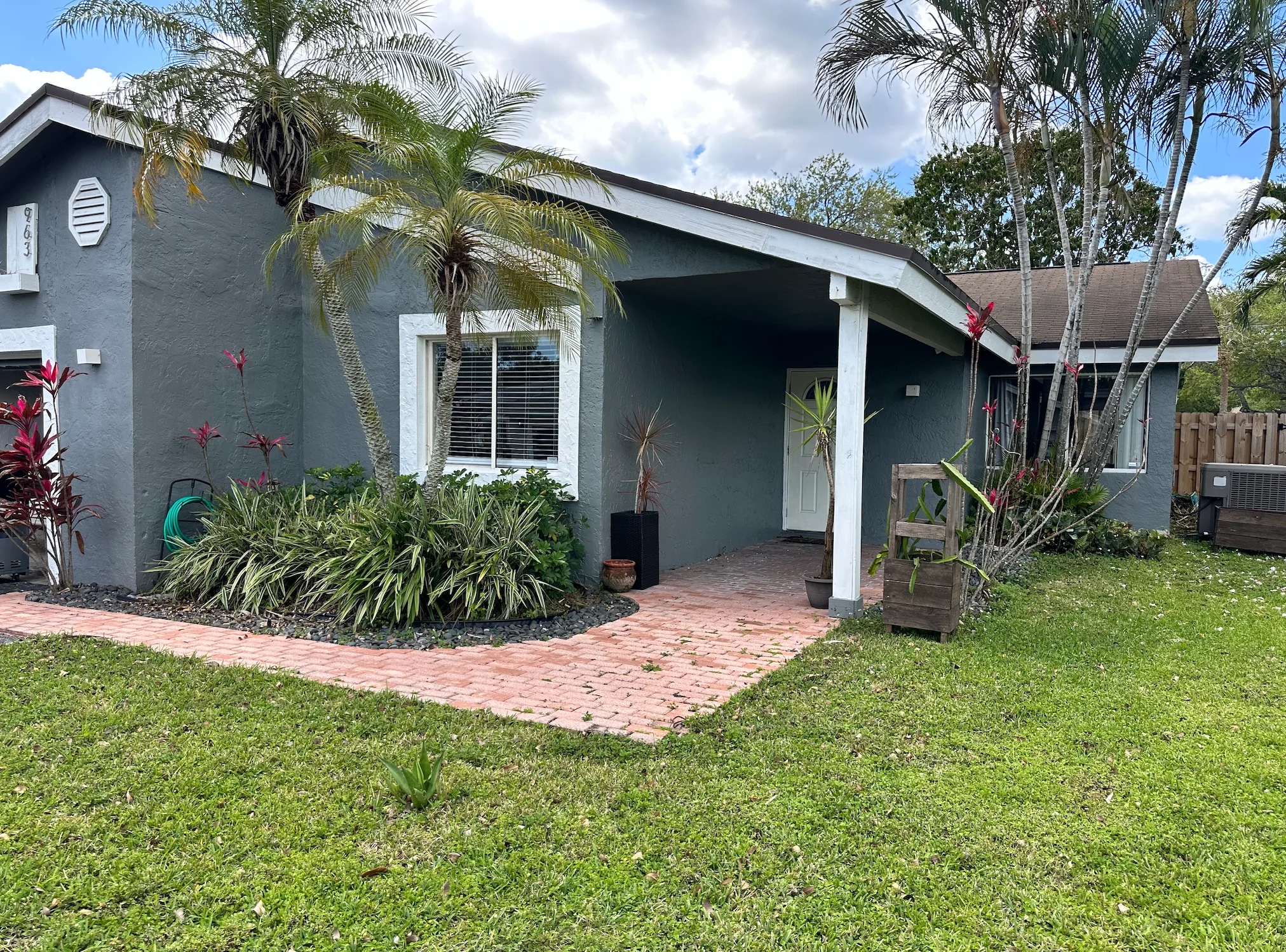 Plantation House: 963 NW 89th Ave