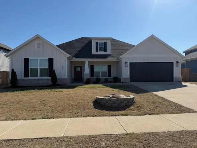 Pea Ridge House: 300 Wilson Blvd