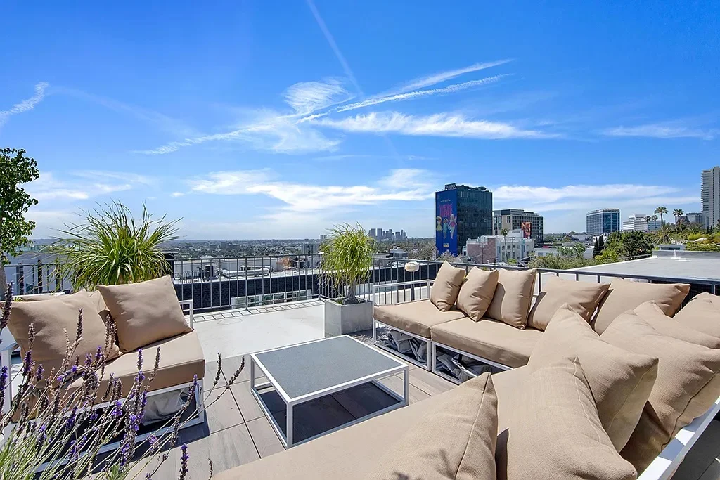 West Hollywood Apartment: 1147 N. Clark Street