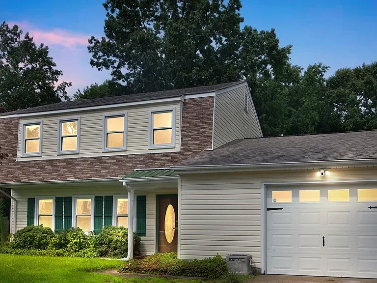 Hampton House: 302 Lampros Court