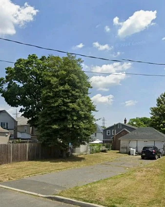 Sayreville House: 4 Embroidery St