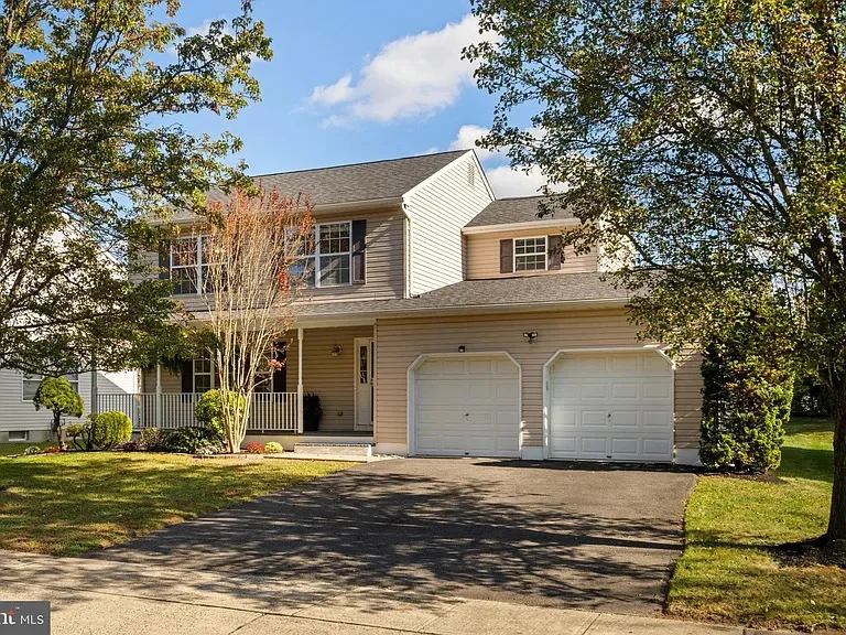 Ewing House: 10 Blossom Dr