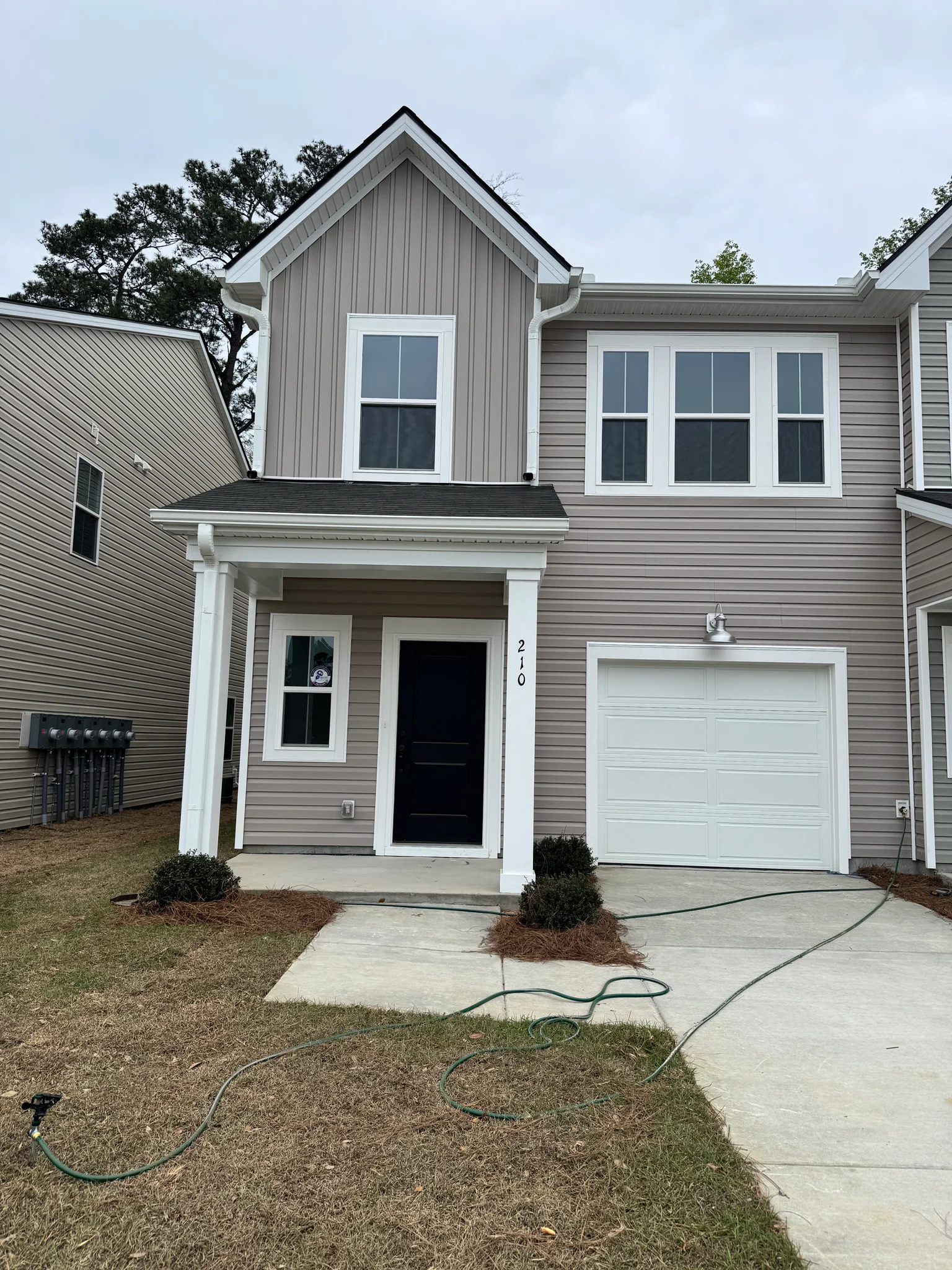 Summerville Townhome: 210 Barnwood Ln