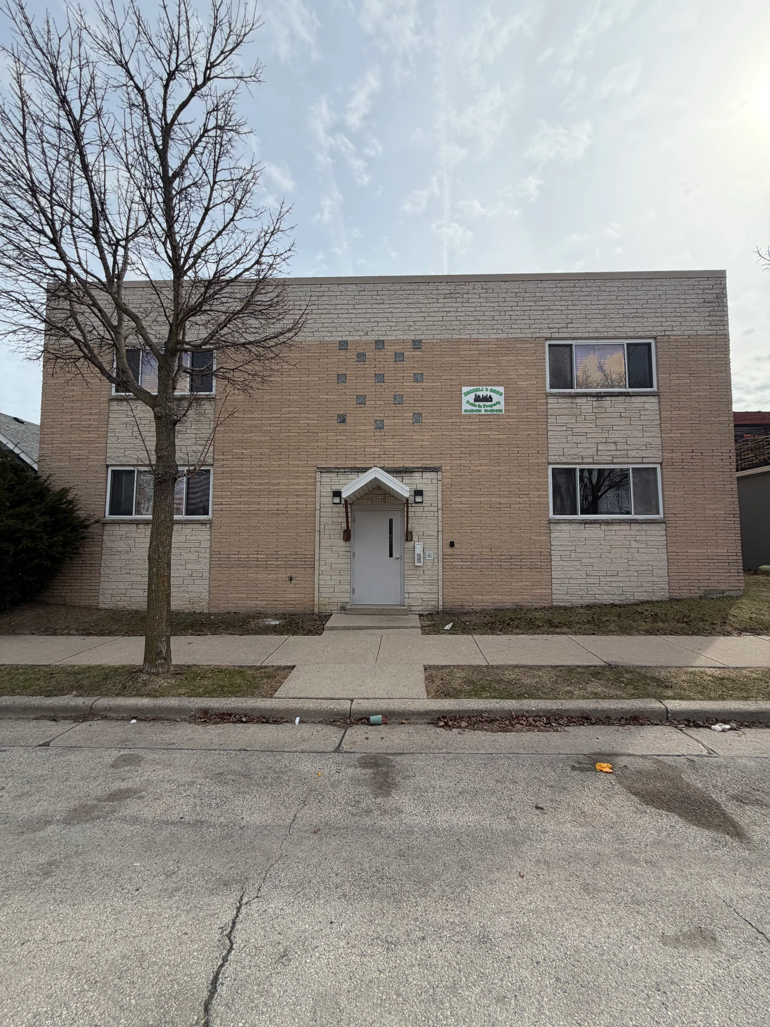 West Allis Apartment: 2066 S 74 St