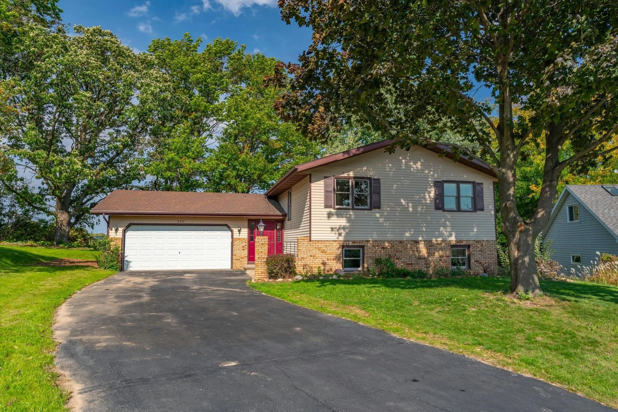 Sun Prairie House: 390 Columbus Ct