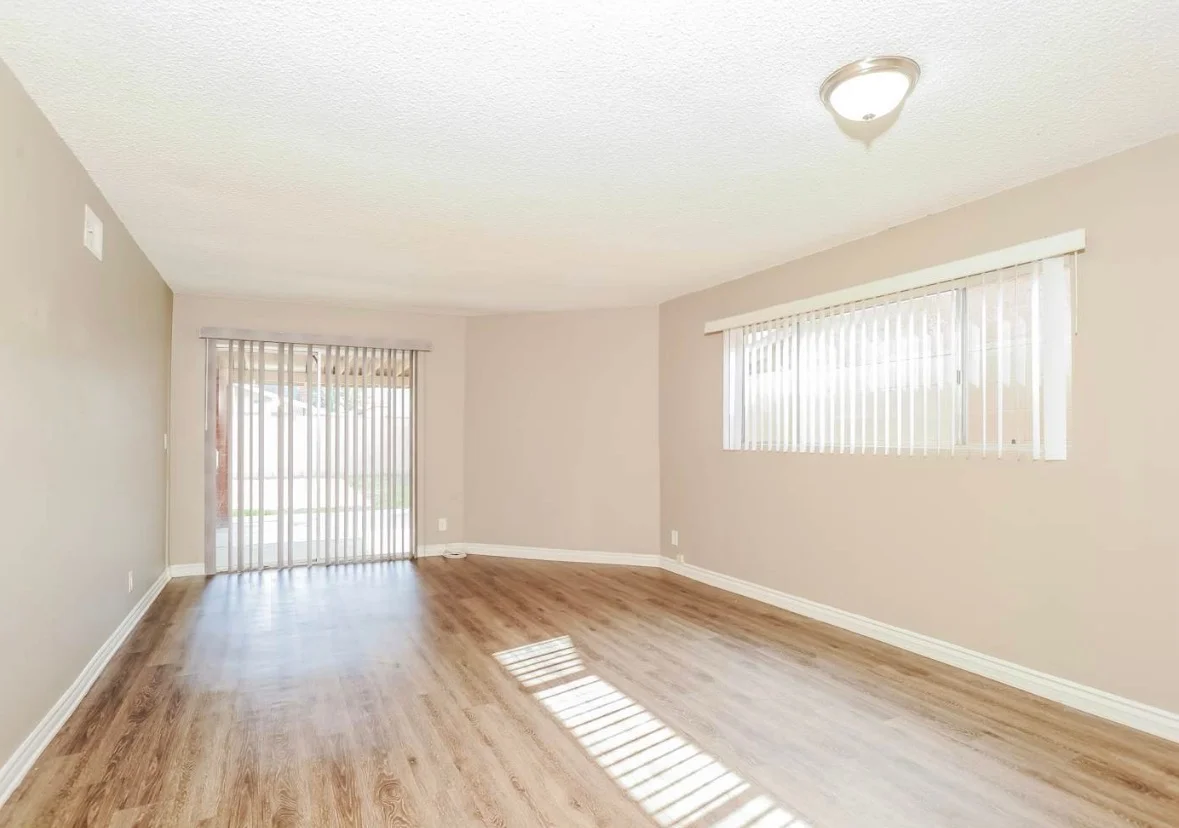 Long Beach House: 263 E Plenty St