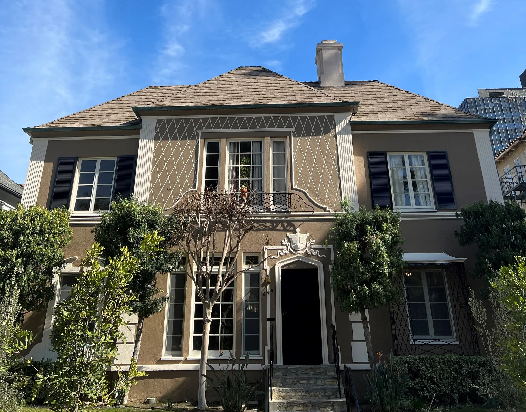 Los Angeles Apartment: 648 S Burnside Ave