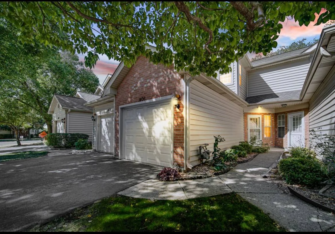 glendale Heights Townhome: 1406 Golfview Dr , Glendale Heights, IL 60139