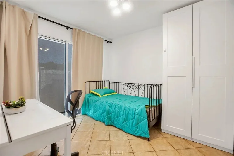 Northridge Townhome: 18521 Mayall St