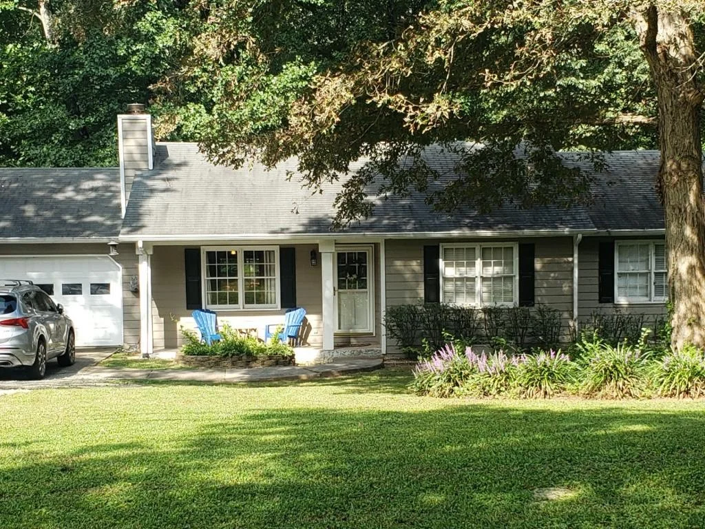 Cumming House: 2020 Sunrise Circle