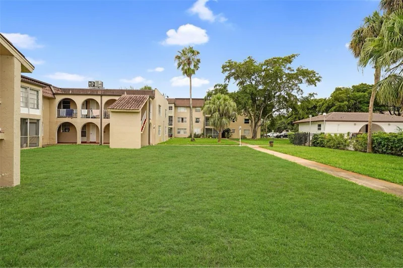 Coral Springs Condo: 2700 Riverside Dr