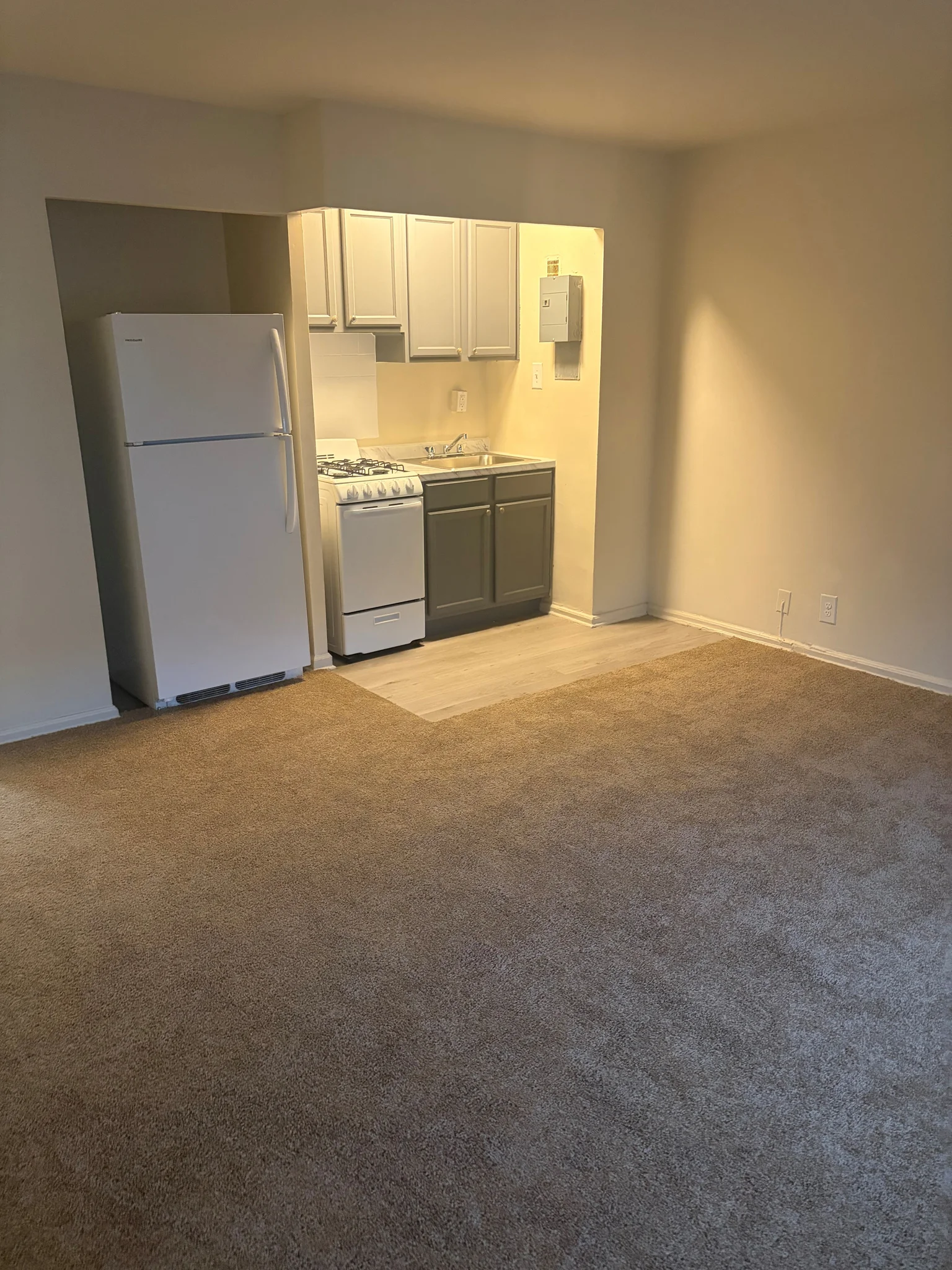 Washington Apartment: 3435 Holmead Pl NW #210