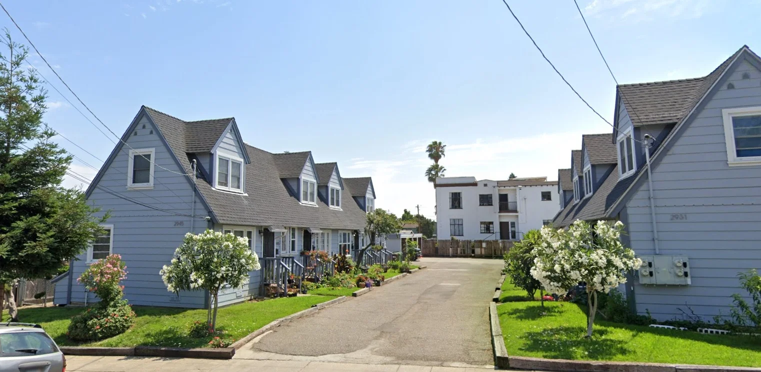 Oakland Townhome: 2939 School St