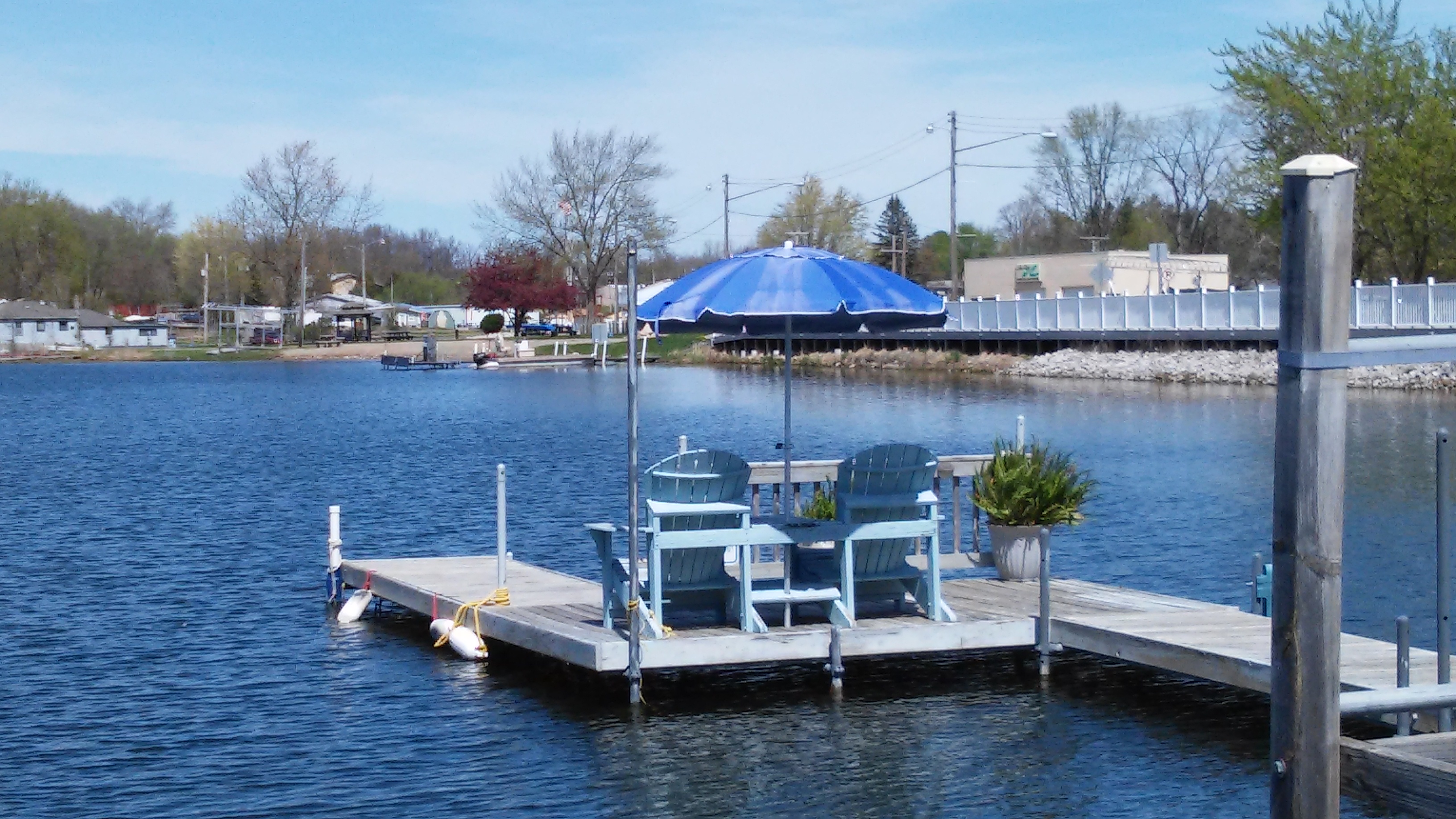 1 Bedroom Apt on Hamilton Lake w/ pier - 1 Bed, Upper Downtown, Lake View and Private Pier, Lots of Amenities,
washer & Dryer,
steps to the beach,
walking distance to all downtown businesses, restaurants, grocery, bank, post office, dollar store, bait shop,
golf cart friendly community, golf course less than 1 mile, park w/ tennis and basketball courts,
miles of beautiful walking trails, farmers market