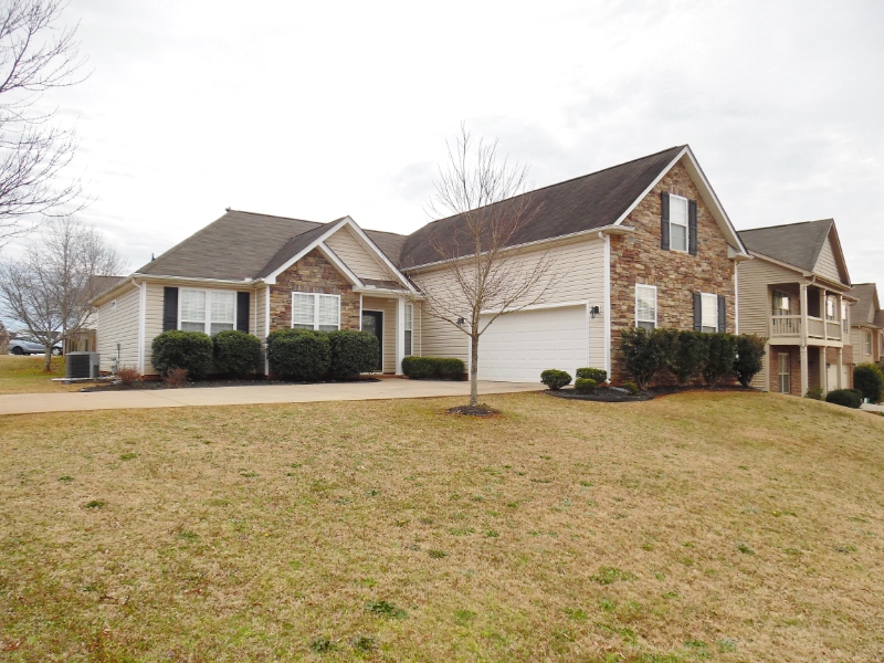 Simpsonville House: 422 Plamondon Dr