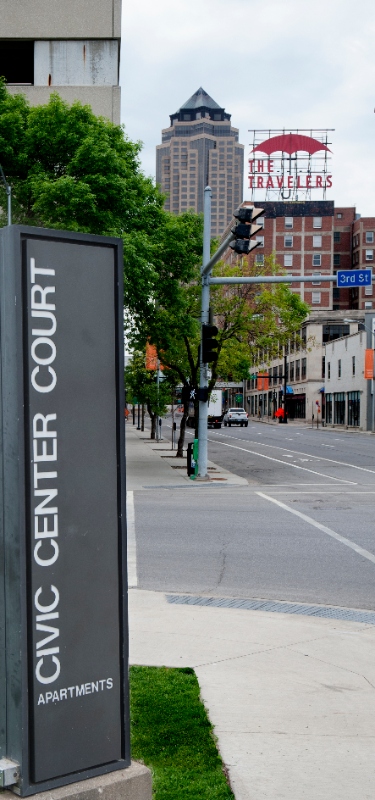 Des Moines Apartment: 200 Grand Ave