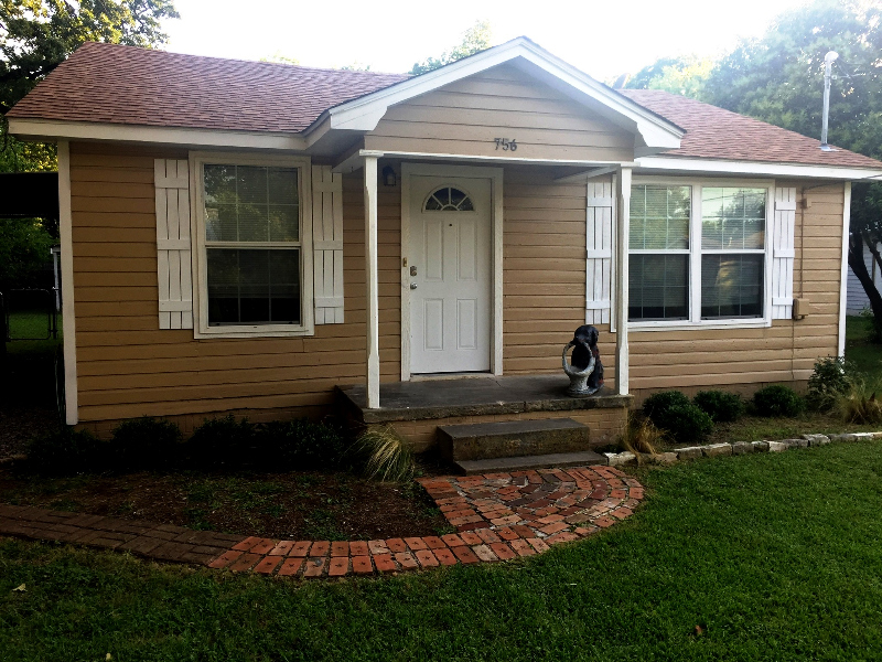 Stephenville House: 756 N Barton St