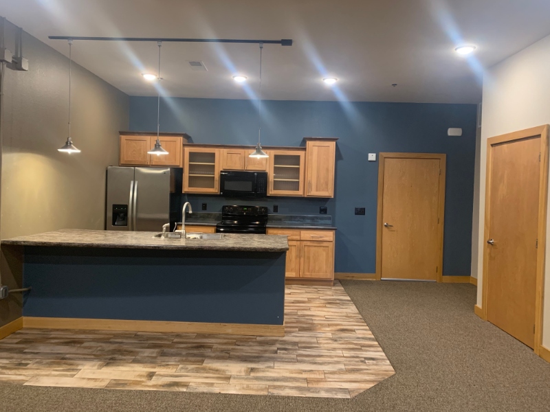 Hutchinson Apartment: 208 N Main St