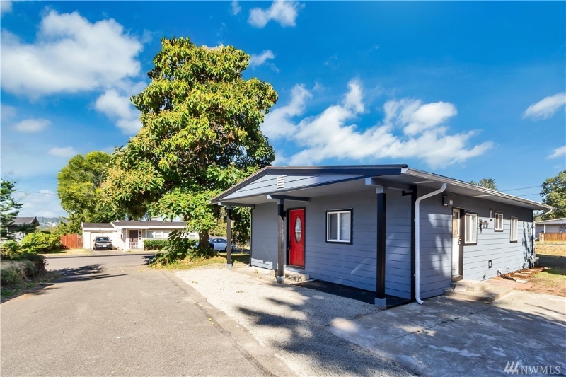 Renton House: 2100 NE 6th Pl