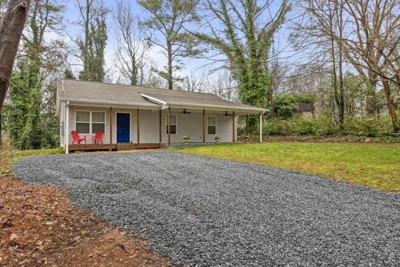 Smyrna House: 855 Dodge St SE