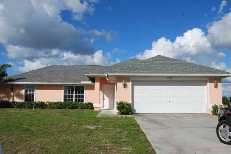 Lehigh Acres House: 3200 36th St SW