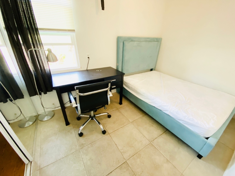 Santa Monica Apartment: 2300 Oak St