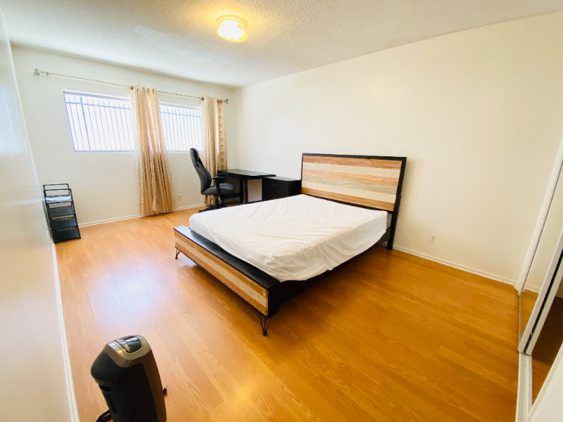 Los Angeles Apartment: 1913 Overland Ave