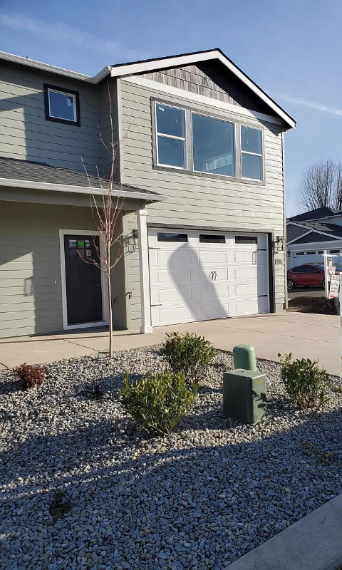 Medford Townhome: 1661 S Columbus Ave