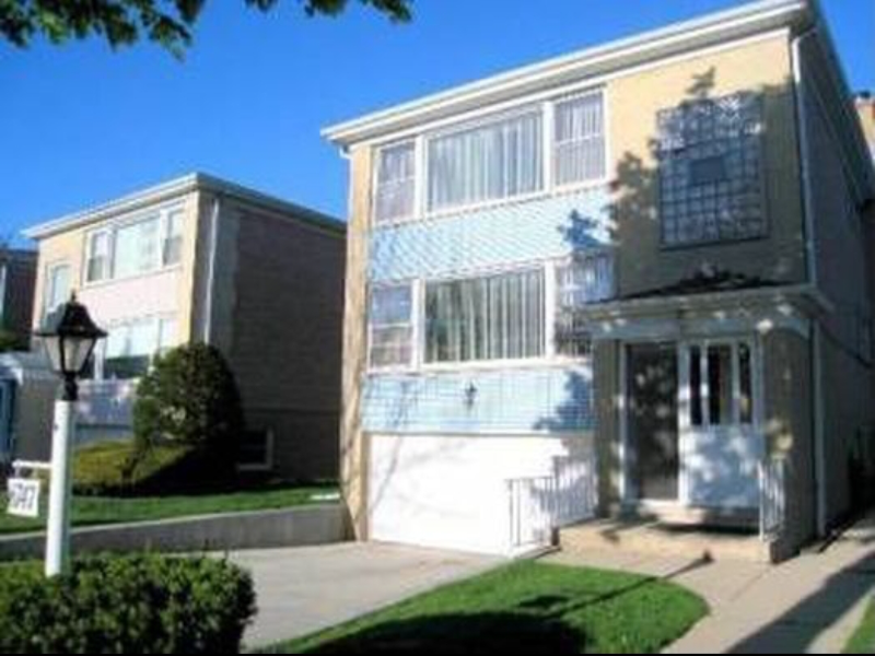 Lincolnwood Apartment: 6747 North Harding Avenue
