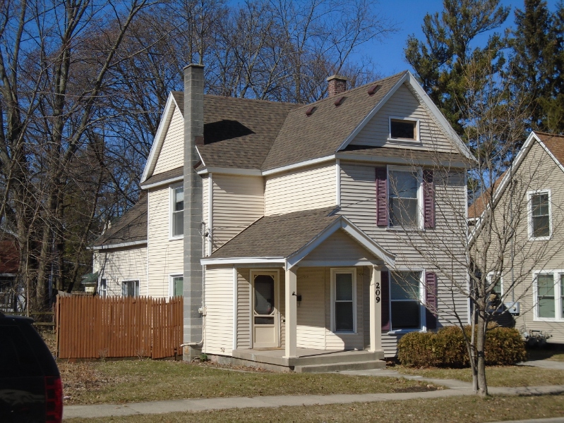 Grand Rapids House: 209 Fuller Ave SE