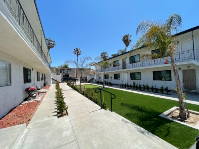 Long Beach Apartment: 1765 Coronado Ave