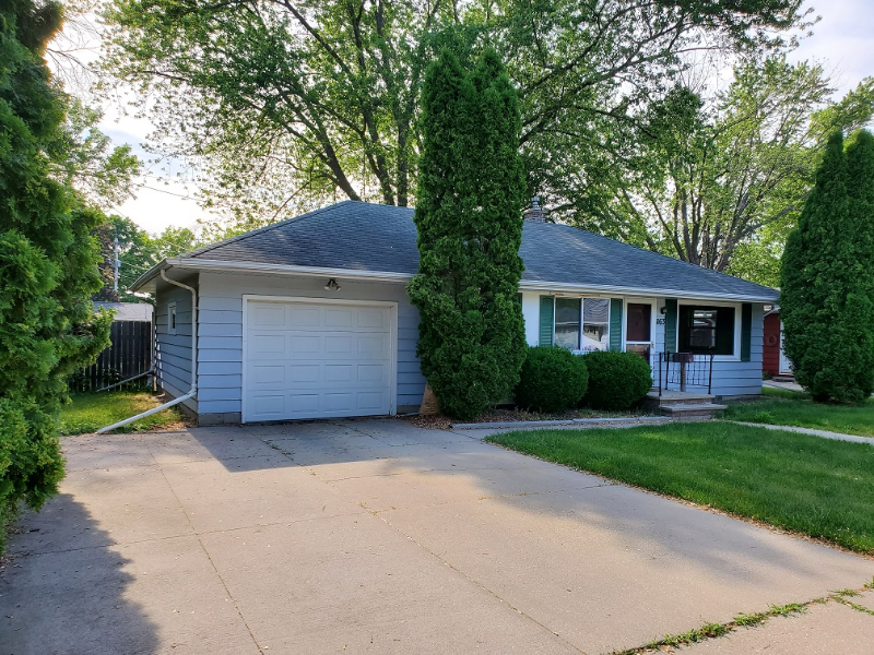 Neenah House: 1163 Higgins Ave
