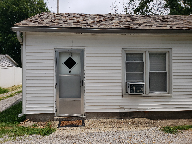 Carmi Apartment: 208 1/2 Herbert Ave