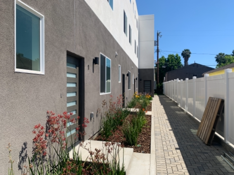 North Hollywood Townhome: 11472 Albers St